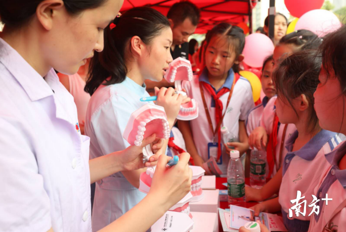 公共卫生医生为青少年学生普及口腔知识