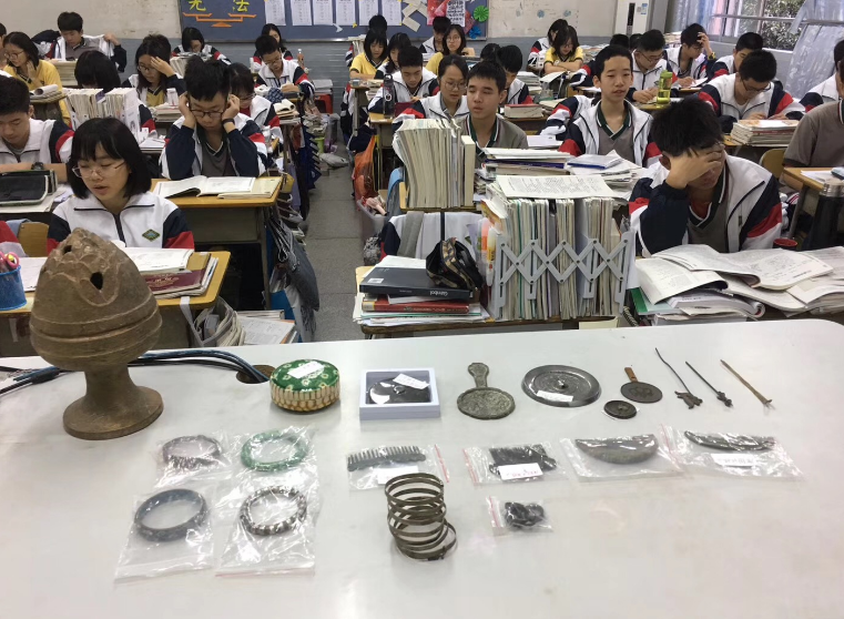 《阿房宫赋》课上的古玩摆满讲台。