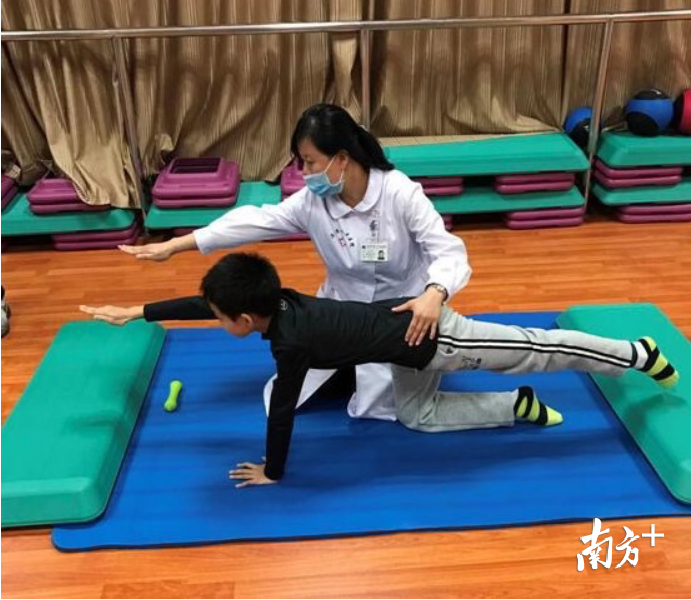 医生指导脊柱侧弯学生进行体型矫正训练