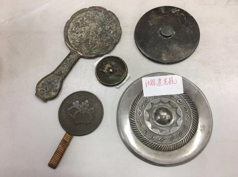 王建骅收藏的各式铜镜。
