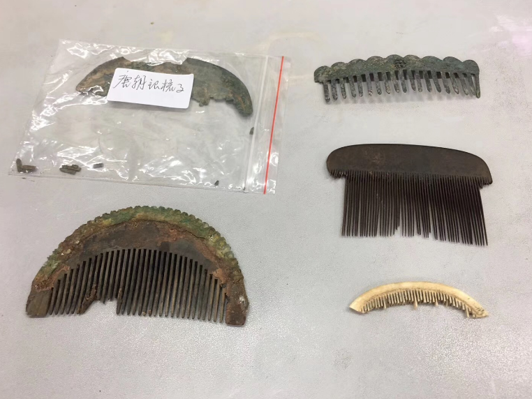 王建骅收藏的各式梳子。