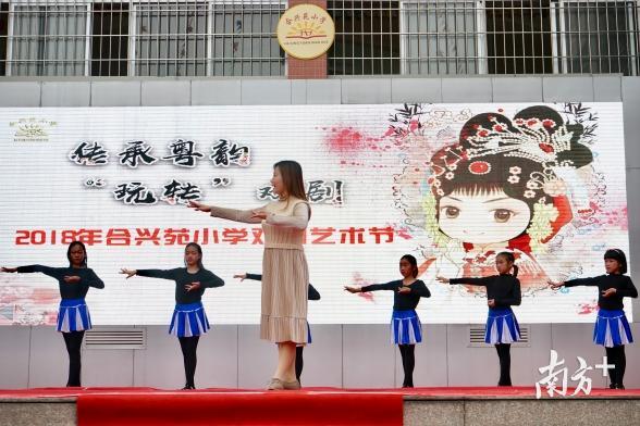 粤剧名家傅敏华现场与同学互动。