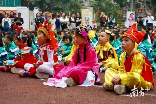 穿着戏剧服装的学生。