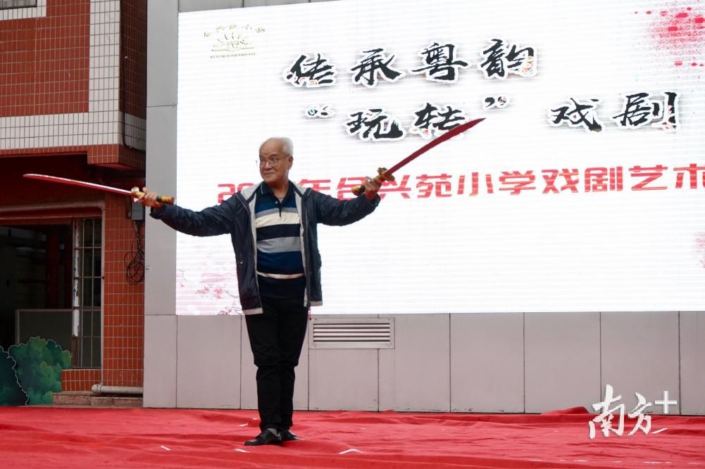 粤剧名家叶兆林现场与同学互动。