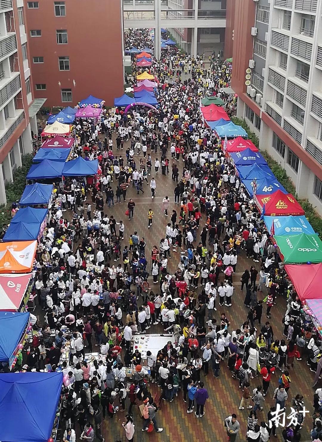 义卖现场人山人海，这样的摊位总共98个。受访者供图