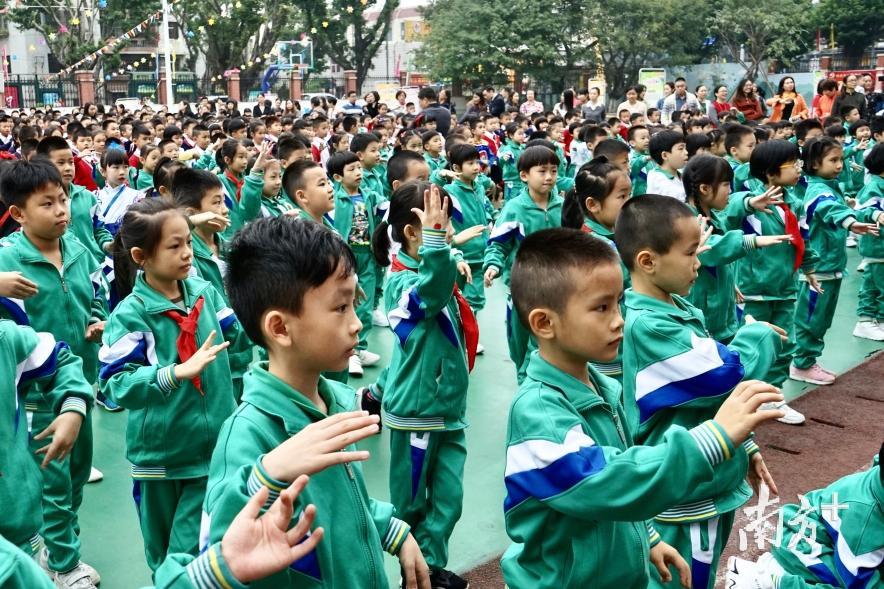 学生们跟着老师学习粤剧经典动作。