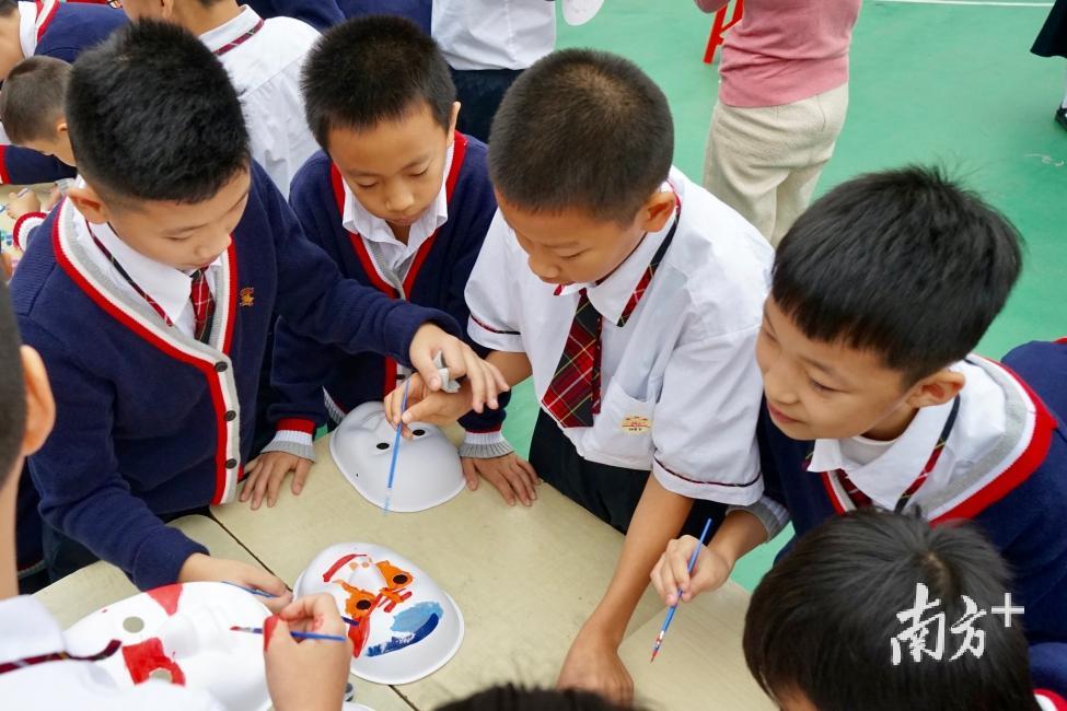 学生们在制作脸谱。