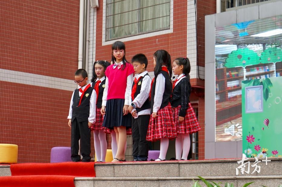 学校戏剧团表演。