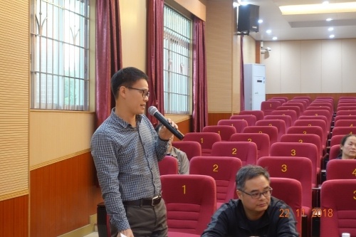 高一年级主任车杰回答学生提问