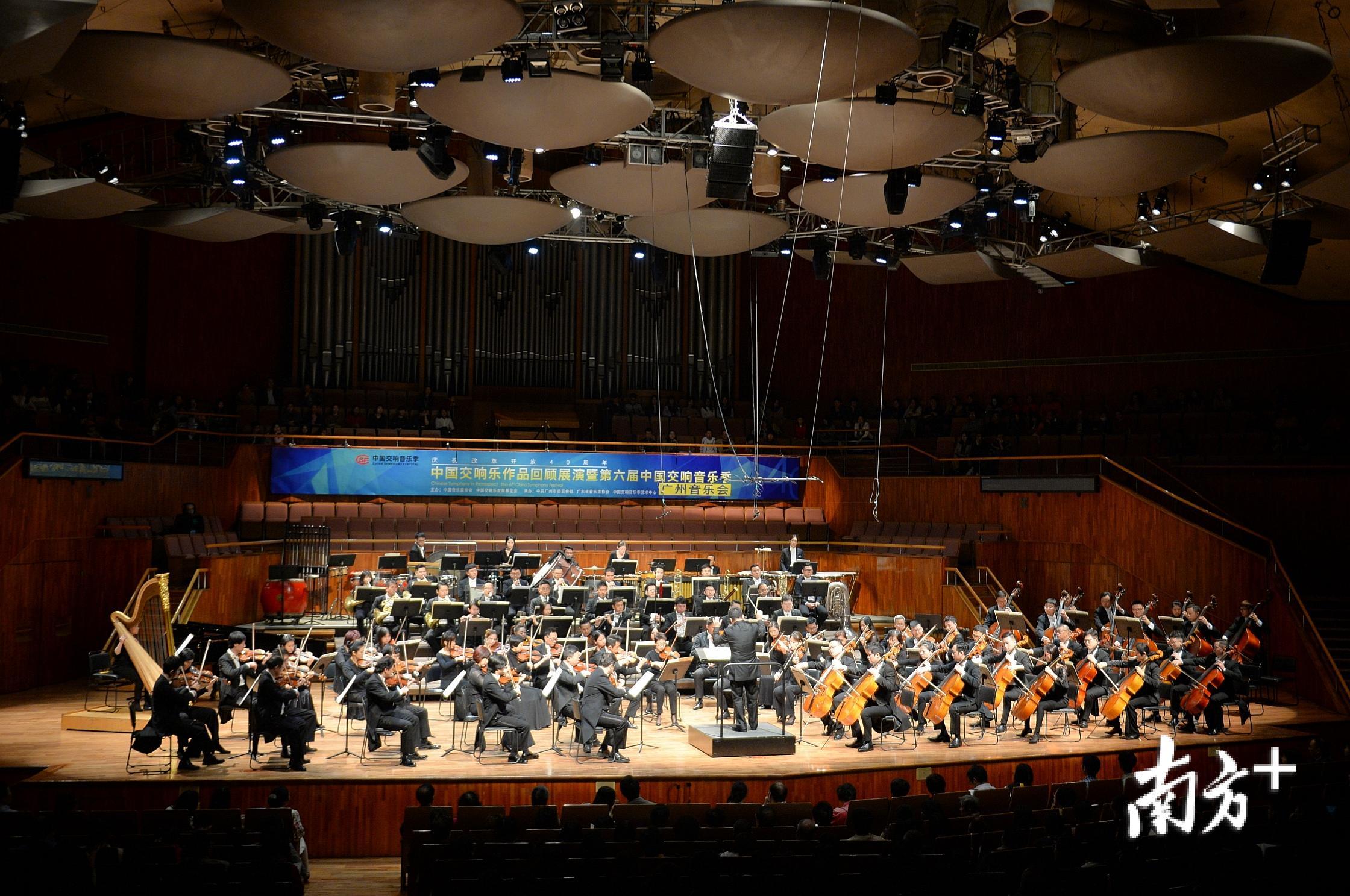 22日晚,由广州交响乐团演奏的管弦乐《珠江序曲》在星海音乐厅举行