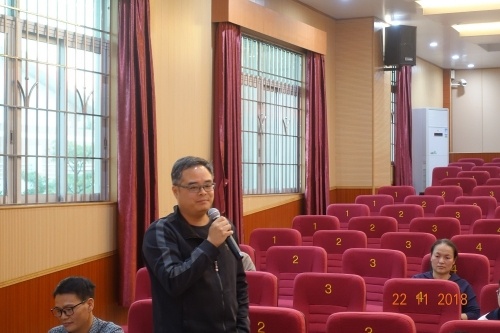 总务副主任邓志勇回答学生提问