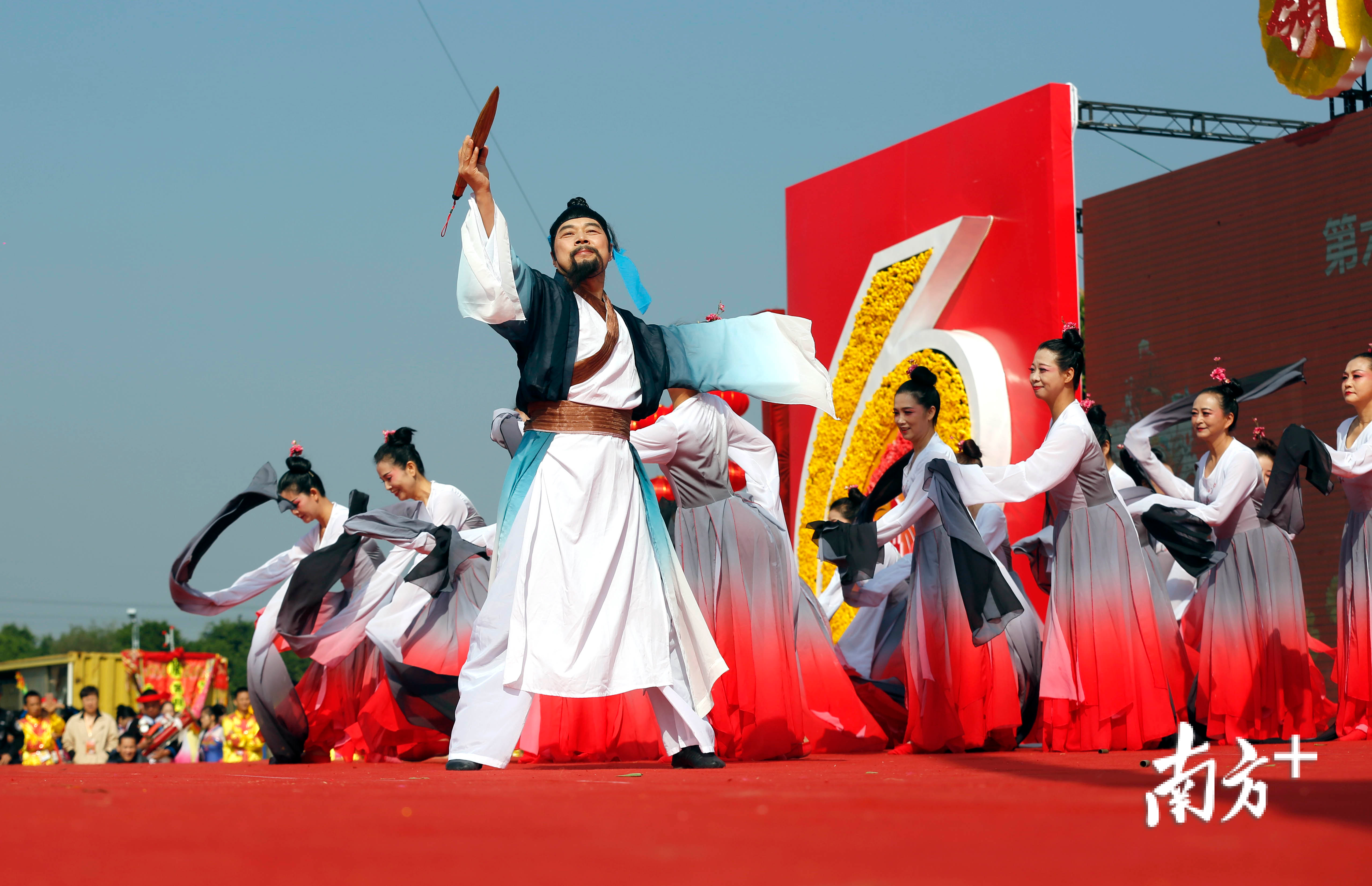 江门市民间文艺家协会表演的舞蹈《翰墨流芳》 江门市民间文艺家协会表演的舞蹈《翰墨流芳》
