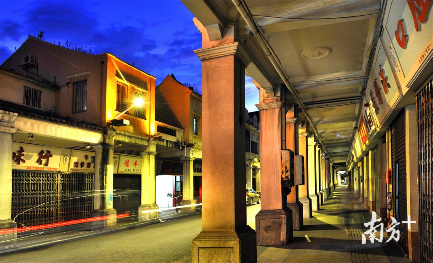 连续若干栋骑楼建筑并排，它们架空的底层就贯通成公共通道，也就形成了所谓的“街”