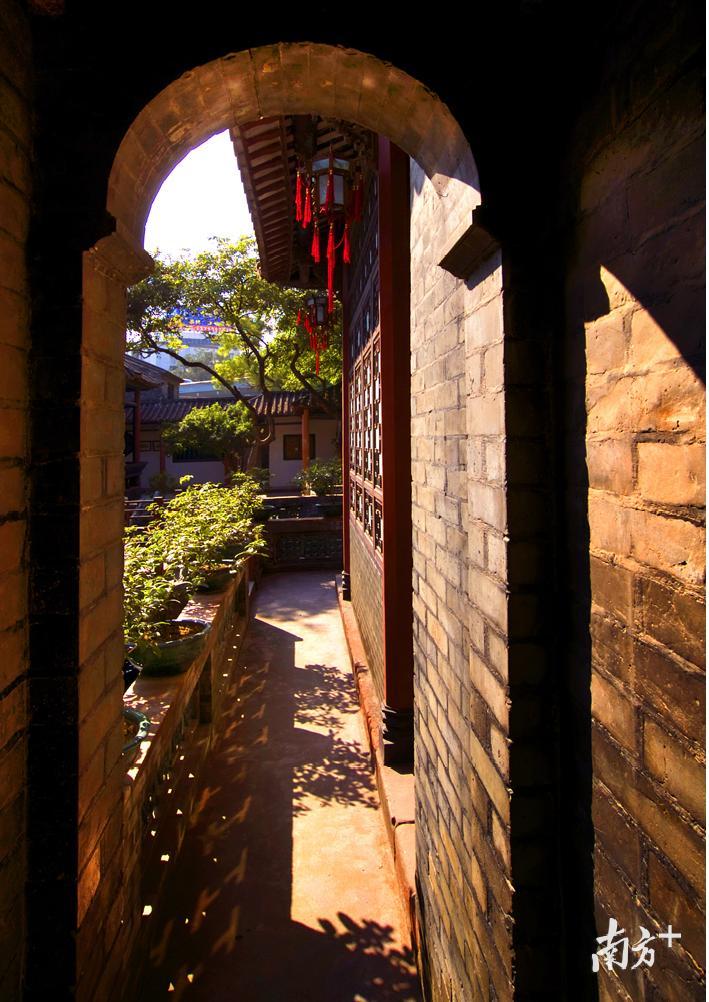 可园回廊逶迤，轮廓多变，在中国古代宅园中独树一帜。