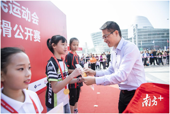 张汉球为少年女子组前三名颁奖