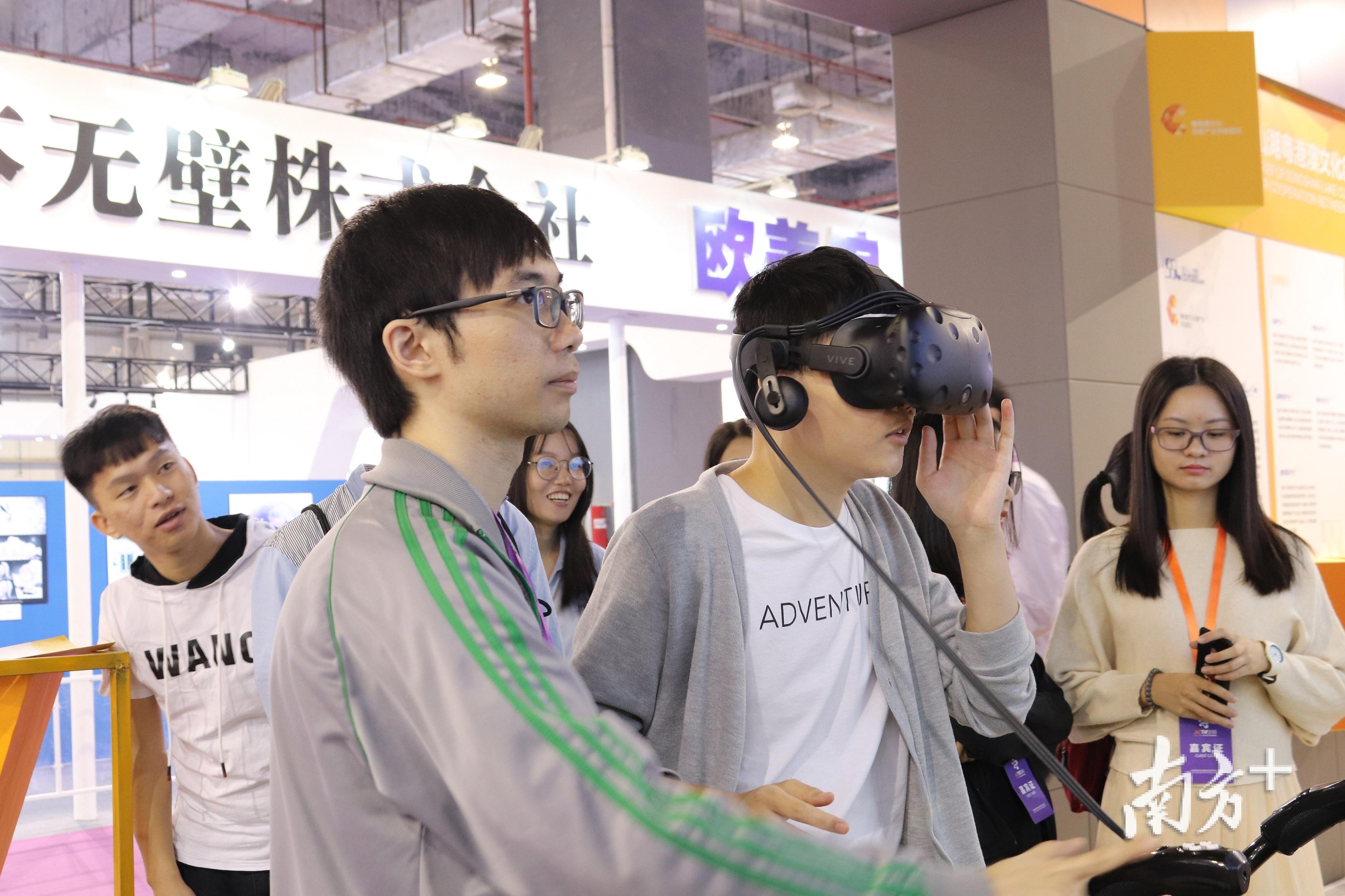 漫博会现场设有VR体验,观众们纷纷排队想要一尝新鲜。(麦炜源 摄) 漫博会现场设有VR体验,观众们纷纷排队想要一尝新鲜。(麦炜源 摄)
