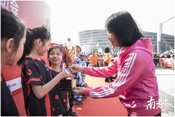 黄慧红为团体轮滑舞蹈前三名颁奖