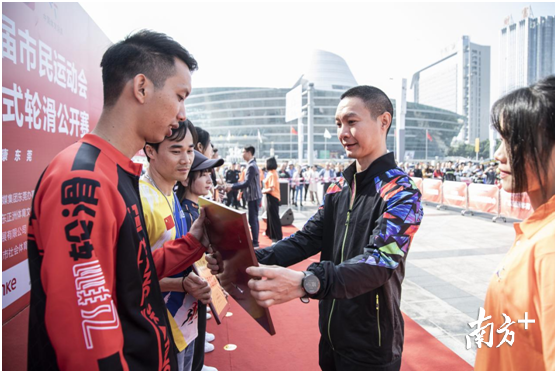 谢木良、黎创成为优秀组织奖的获奖队伍颁奖