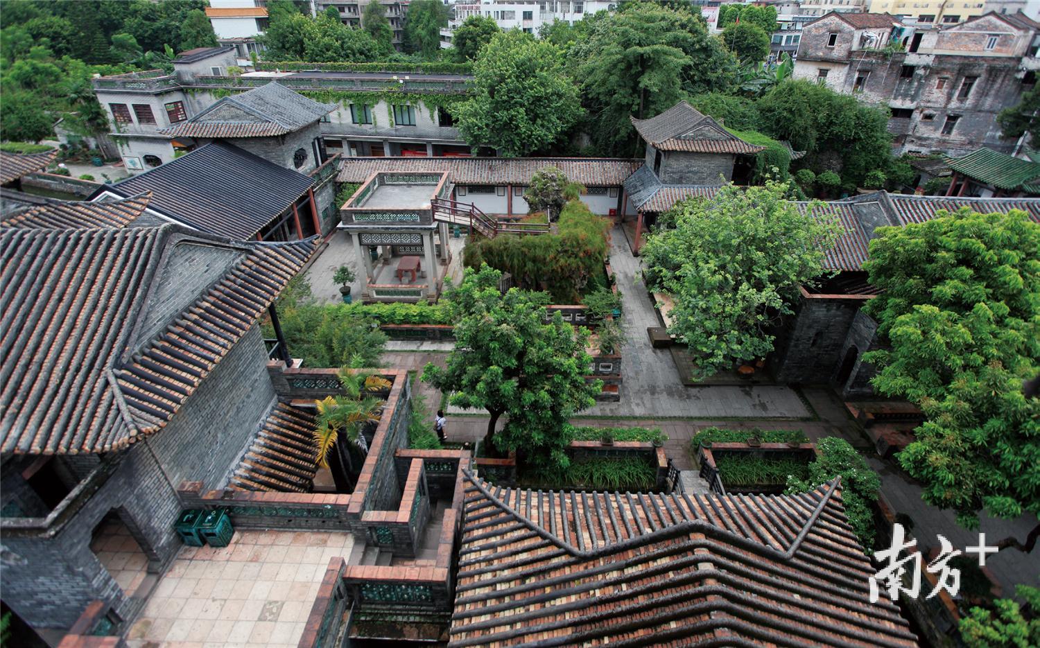 站在“邀山阁”俯瞰可园，景物尽收眼底。