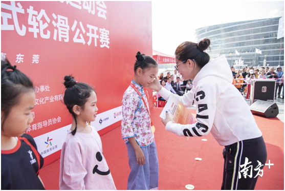 牛凤梅为儿童女子组前三名颁奖