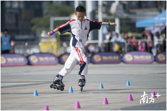 Bobby表演花式绕桩