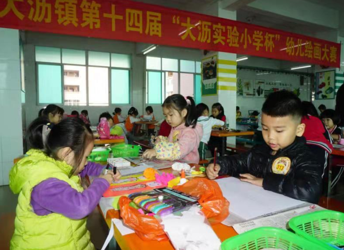 小选手们在绘画大赛中认真作画。校方供图