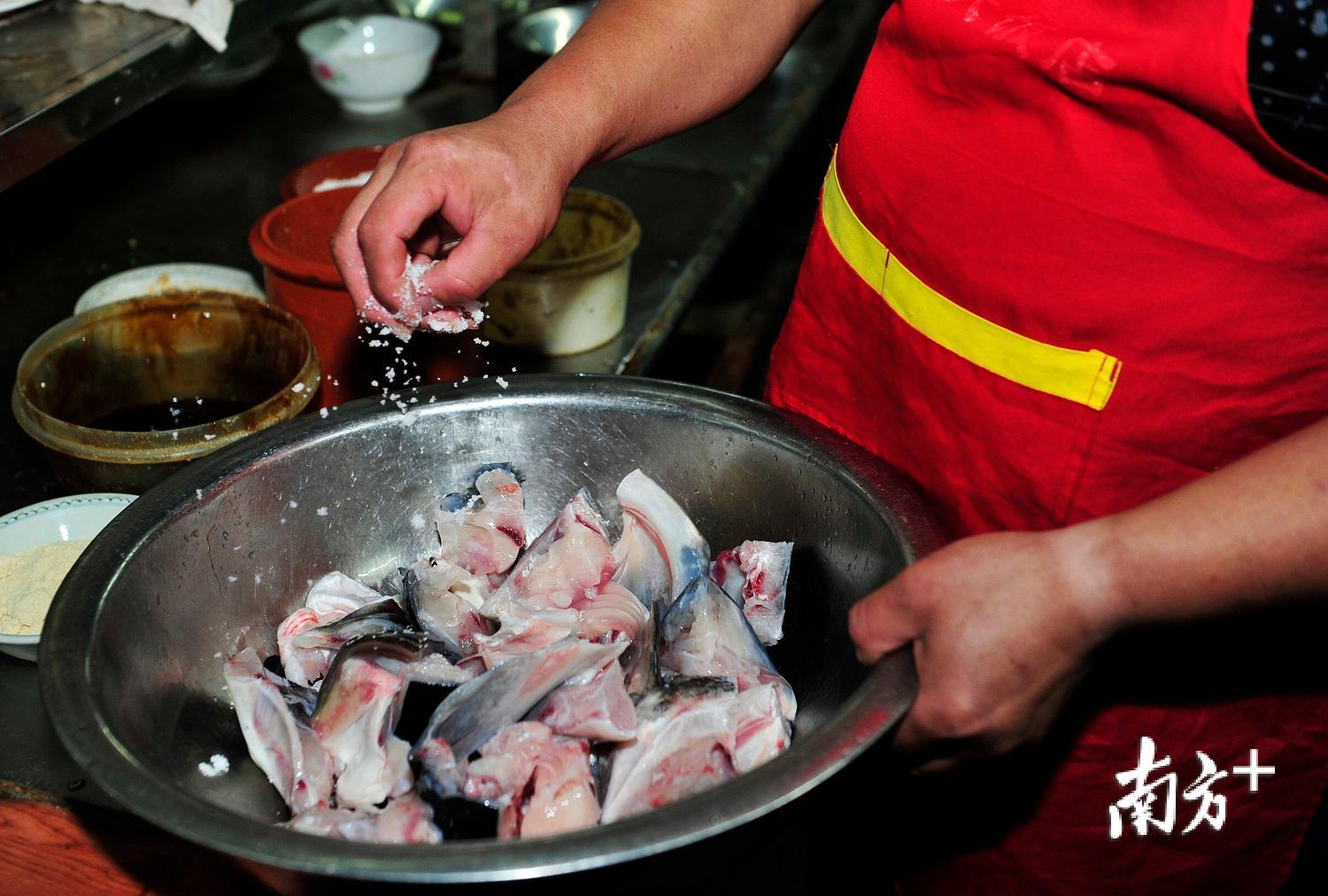 撒上生粉。 撒上生粉。