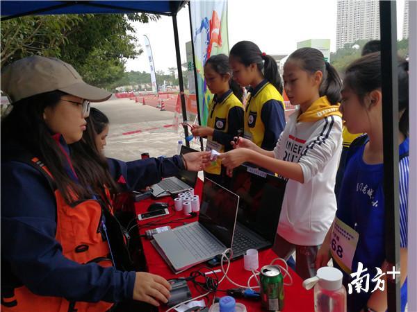 参赛者像在超市买单一样领取自己的成绩单。