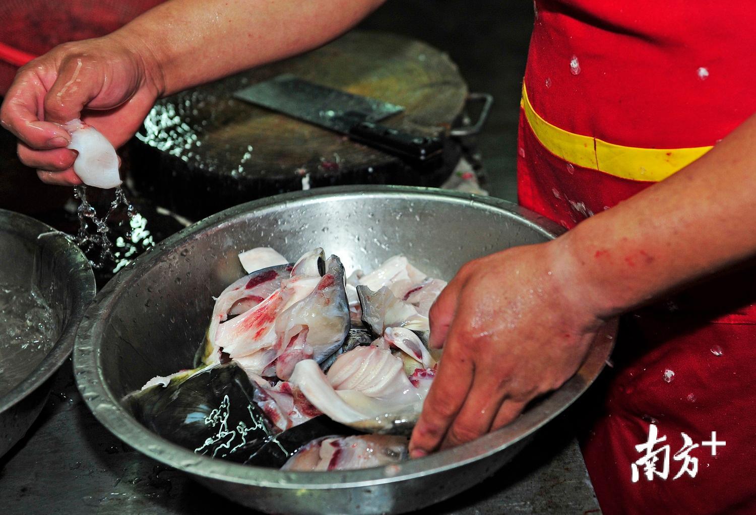 处理鱼头。 处理鱼头。