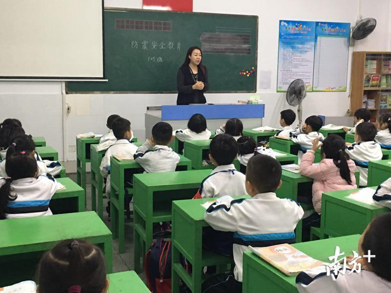 金珠小学把道德讲堂改为防震安全教育课。 金珠小学把道德讲堂改为防震安全教育课。