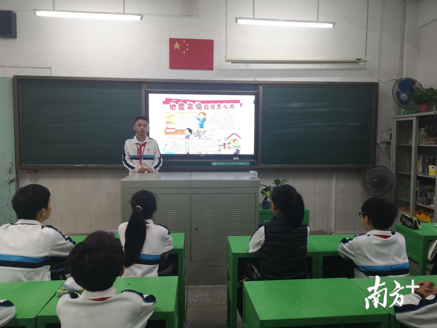 金珠小学把道德讲堂改为防震安全教育课。 金珠小学把道德讲堂改为防震安全教育课。