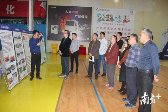 中铁十一局一公司清远磁浮项目部党工委书记万宝华(左1)为清远市代建局代表讲解公司简介及项目概况。 崔家波 摄 中铁十一局一公司清远磁浮项目部党工委书记万宝华(左1)为清远市代建局代表讲解公司简介及项目概况。 崔家波 摄