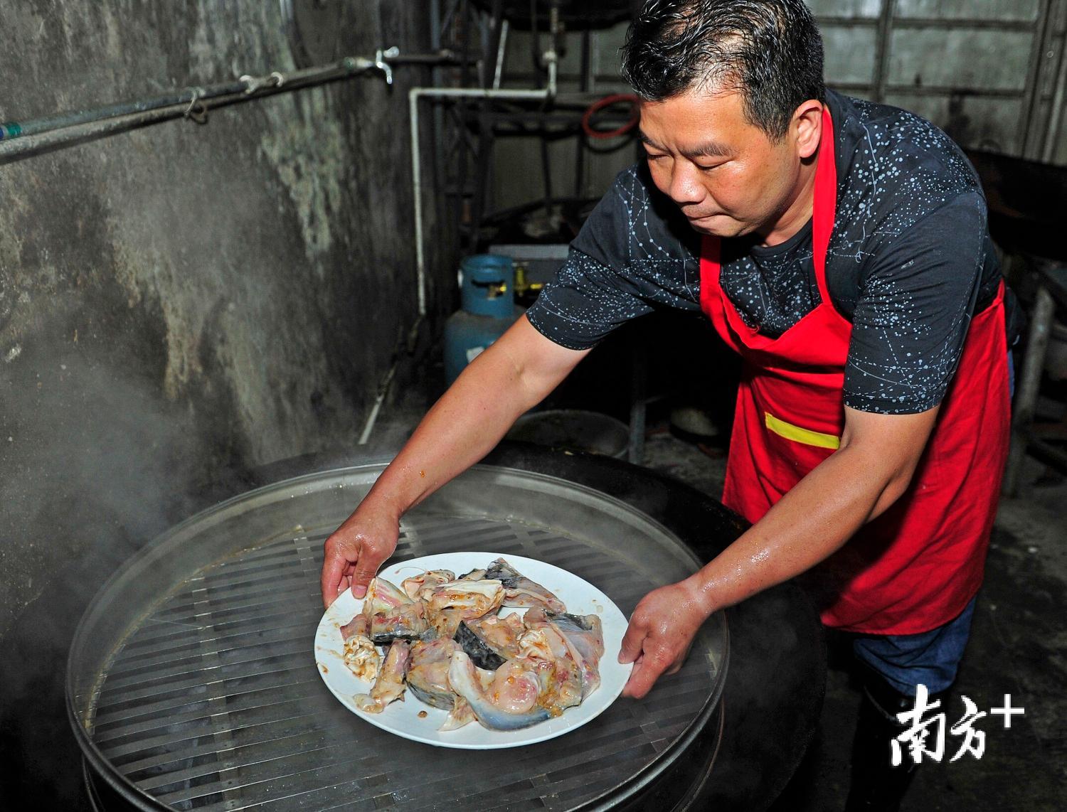 猛火蒸鱼。 猛火蒸鱼。