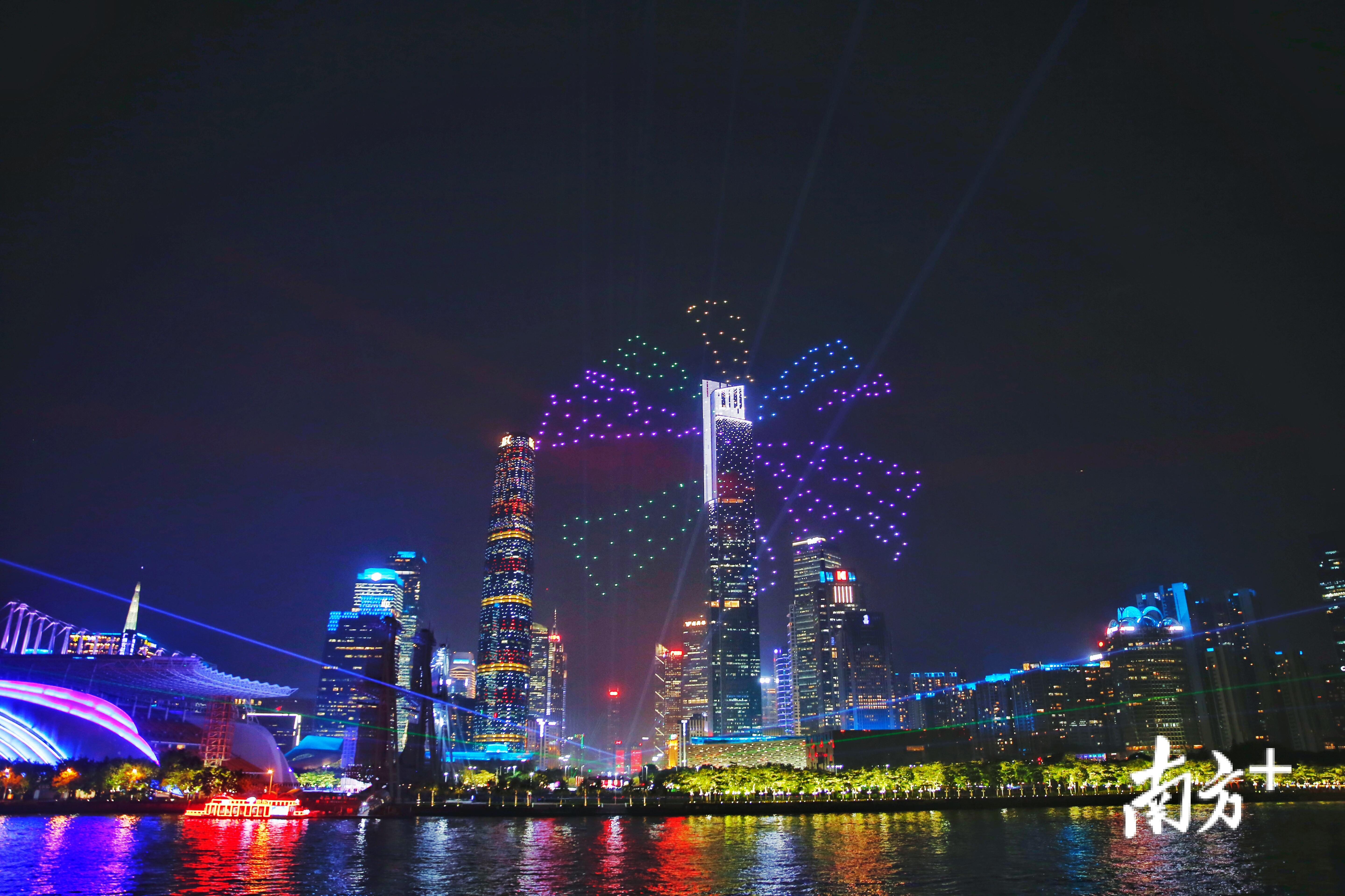 11月26日7点钟时,第八届广州国际灯光节的开幕式在小蛮腰的2楼平台