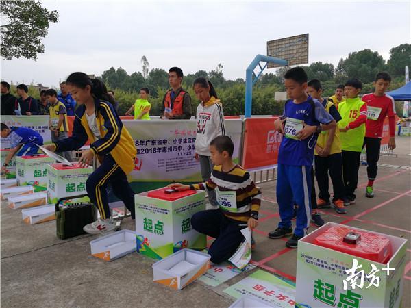 参赛者在起点打卡后出发。