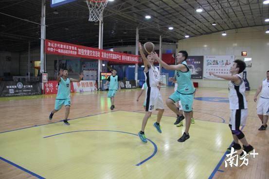 篮球友谊赛现场。崔家波 摄 篮球友谊赛现场。崔家波 摄