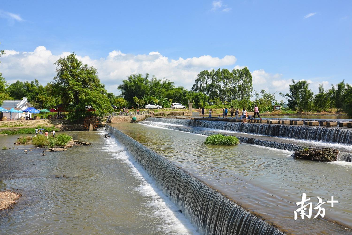 经过治理，原来“脏、乱”的白宫河变成了梅州的“云水谣”，吸引了一批批游客前来游玩。（南方日报记者 何森垚 摄）