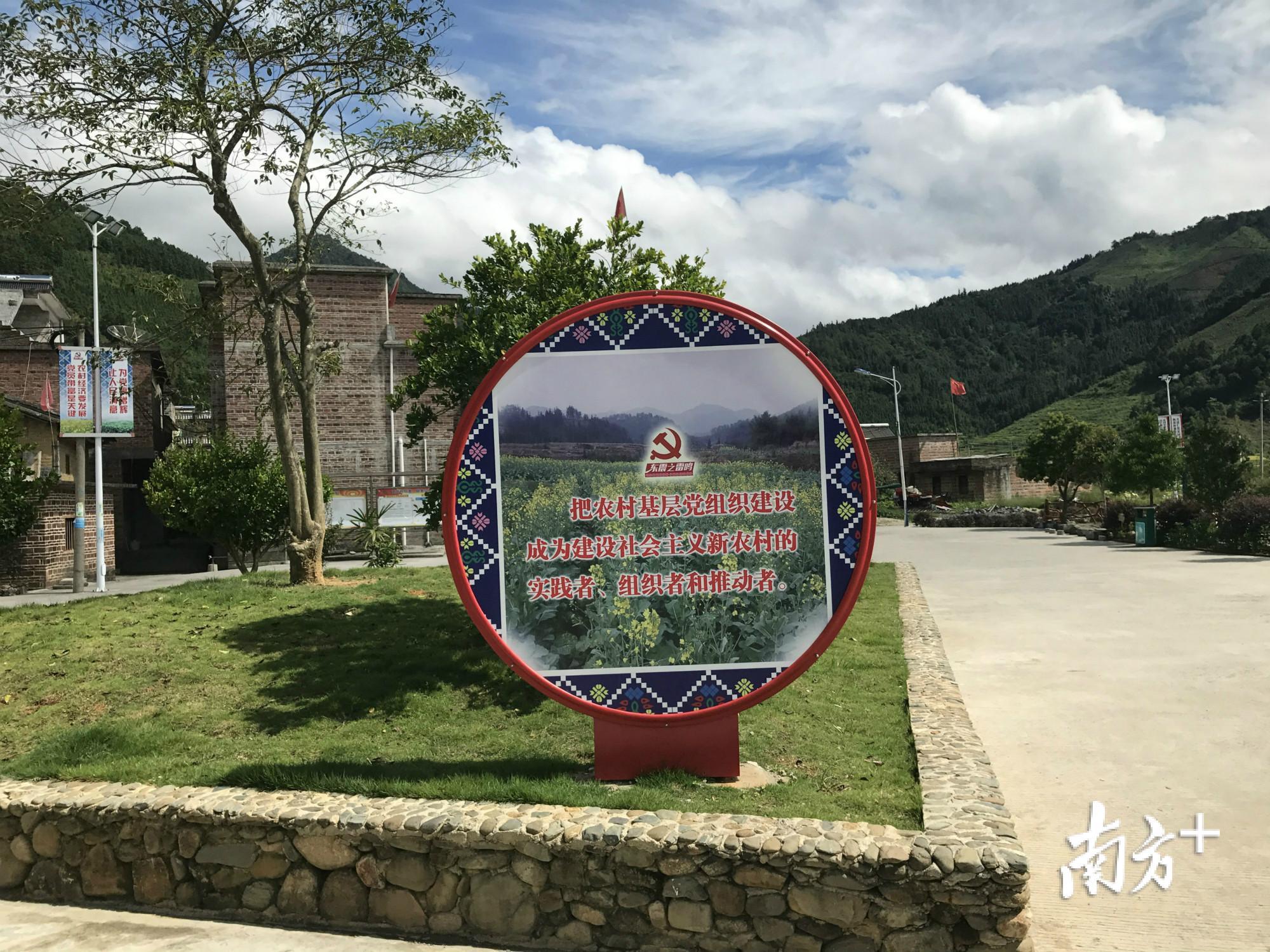 连山积极引导基层党组织在实施乡村振兴战略、打赢脱贫攻坚战中发挥战斗堡垒作用。 连山积极引导基层党组织在实施乡村振兴战略、打赢脱贫攻坚战中发挥战斗堡垒作用。