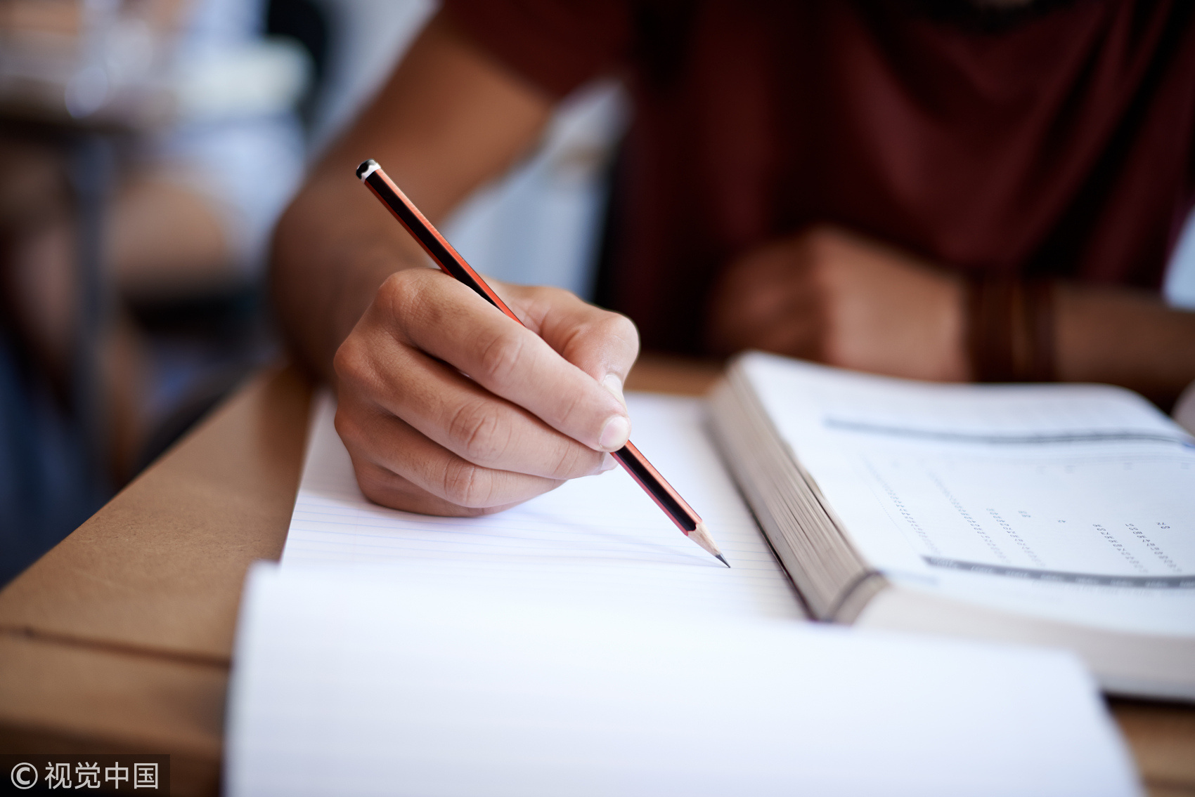 四名"枪手"考场落网,其中一名开卷就写错名字