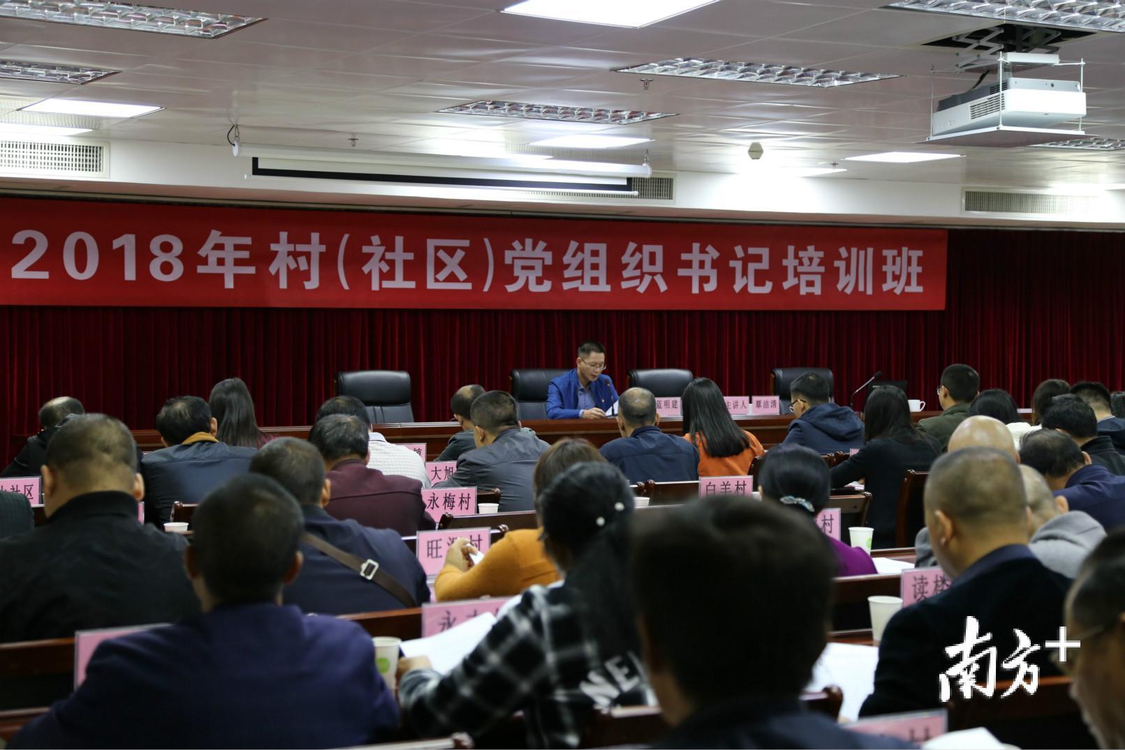 连山实施“头雁工程”和“青苗培育”工程,选优配强基层党组织书记。 连山实施“头雁工程”和“青苗培育”工程,选优配强基层党组织书记。