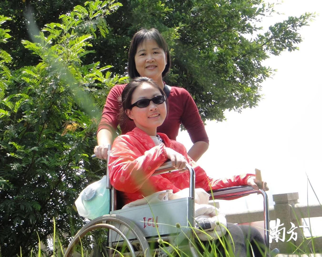 五年前，郑宇宁用上特效药病况大有好转，可脱离呼吸机十小时，坐轮椅到公园晒太阳。