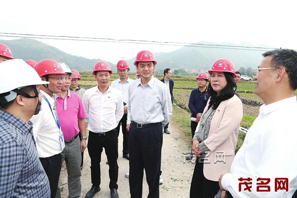 李红军了解沈海高速公路扩建征拆工作情况。 茂名日报社全媒体记者 刘付思明摄