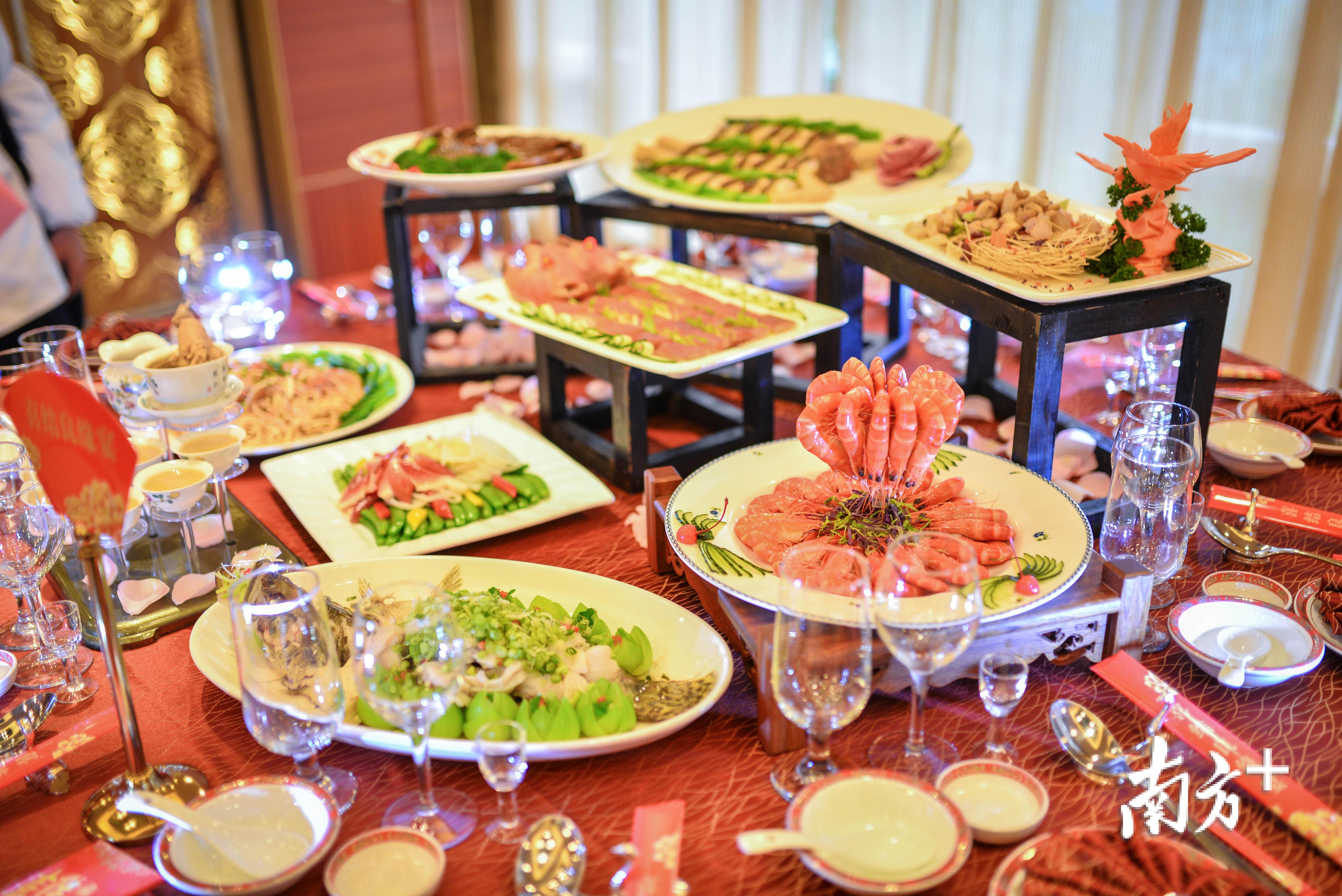 团体赛以制作好的菜式进行筵席摆盘，由评委评分。 全媒体记者  曾亮超 摄