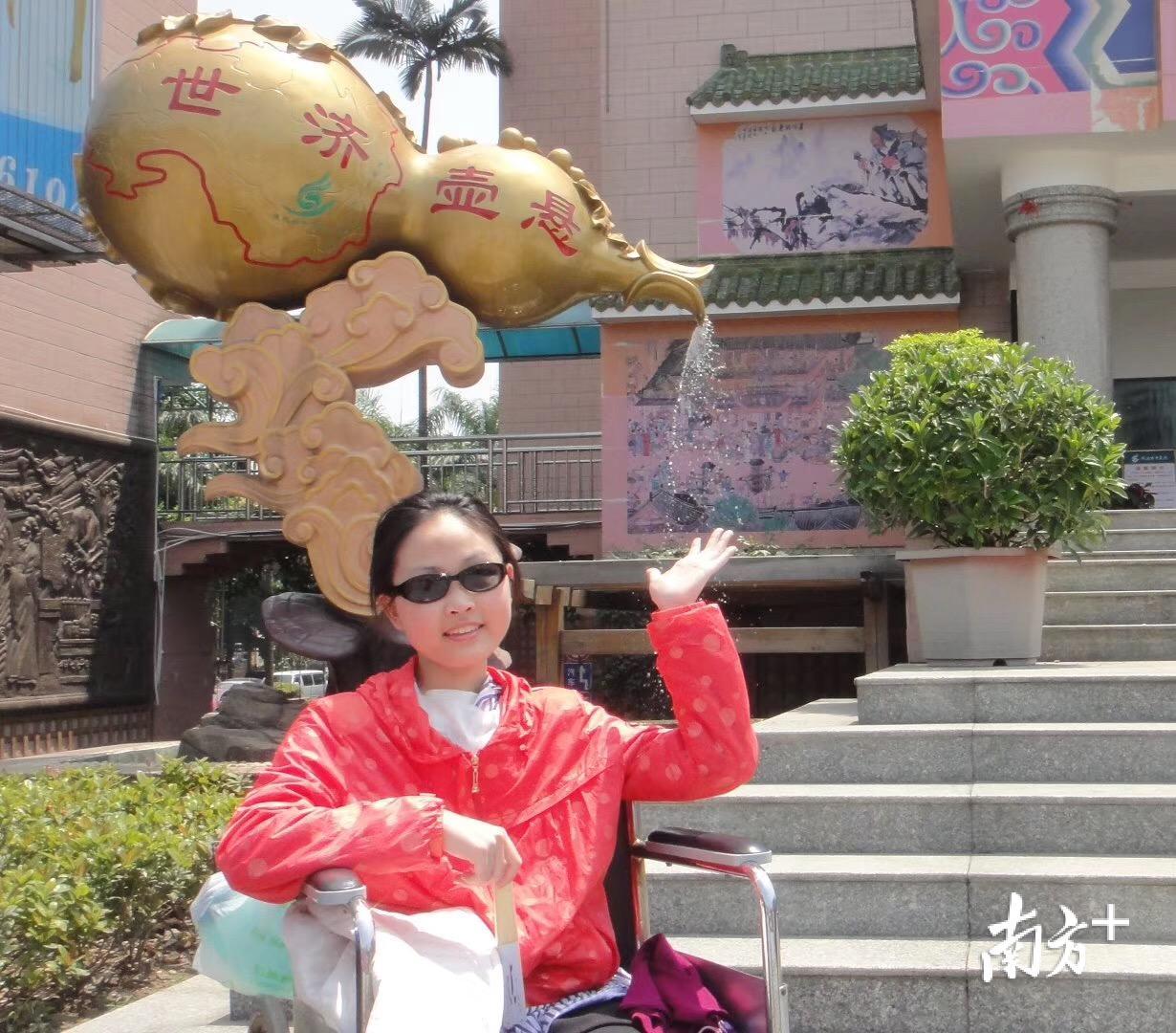 五年前，郑宇宁用上特效药病况大有好转，可脱离呼吸机十小时，坐轮椅到公园晒太阳。