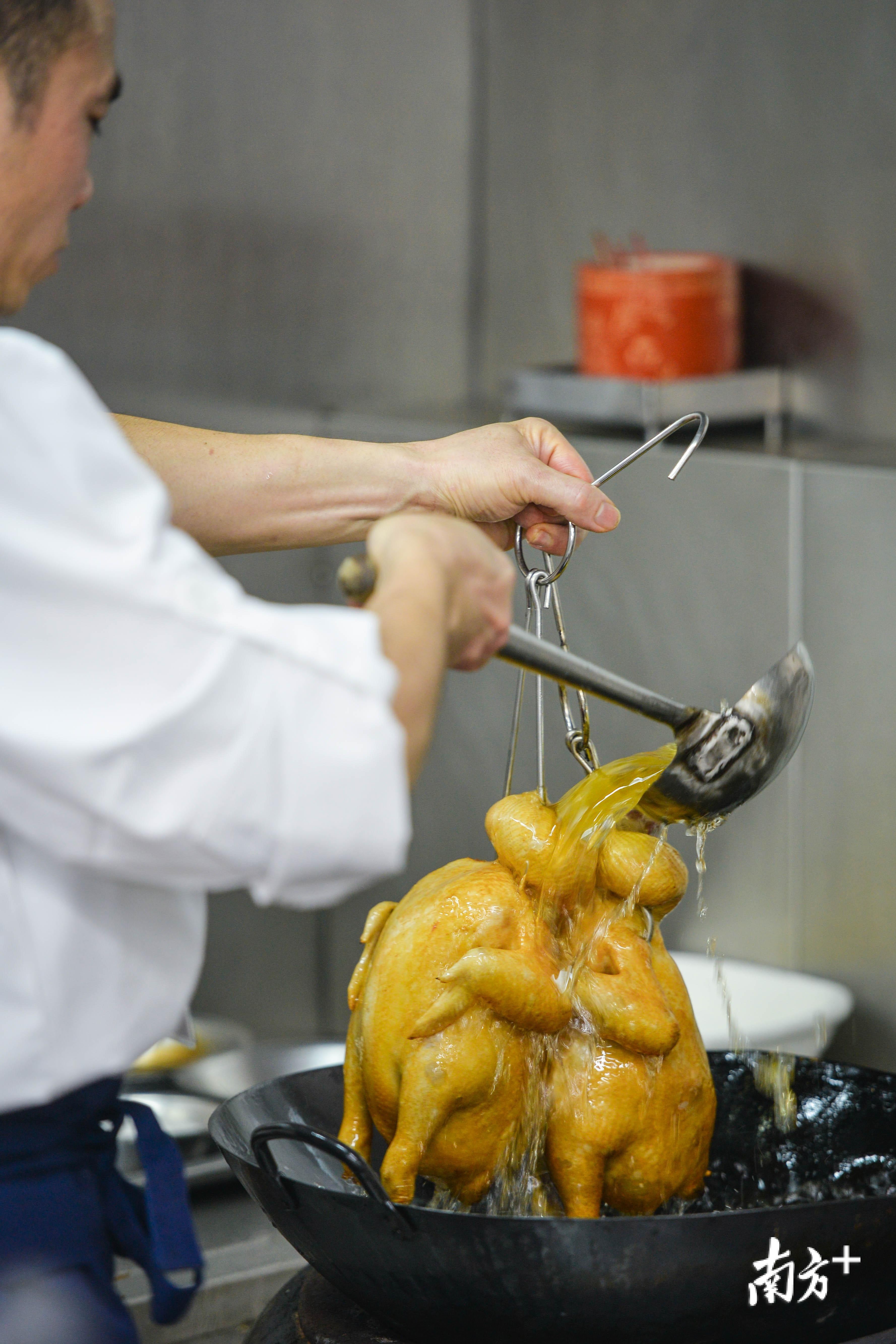 本次大赛的命题主要是围绕清远鸡展开，复赛与决赛都以清远鸡为主食材。 全媒体记者  曾亮超 摄