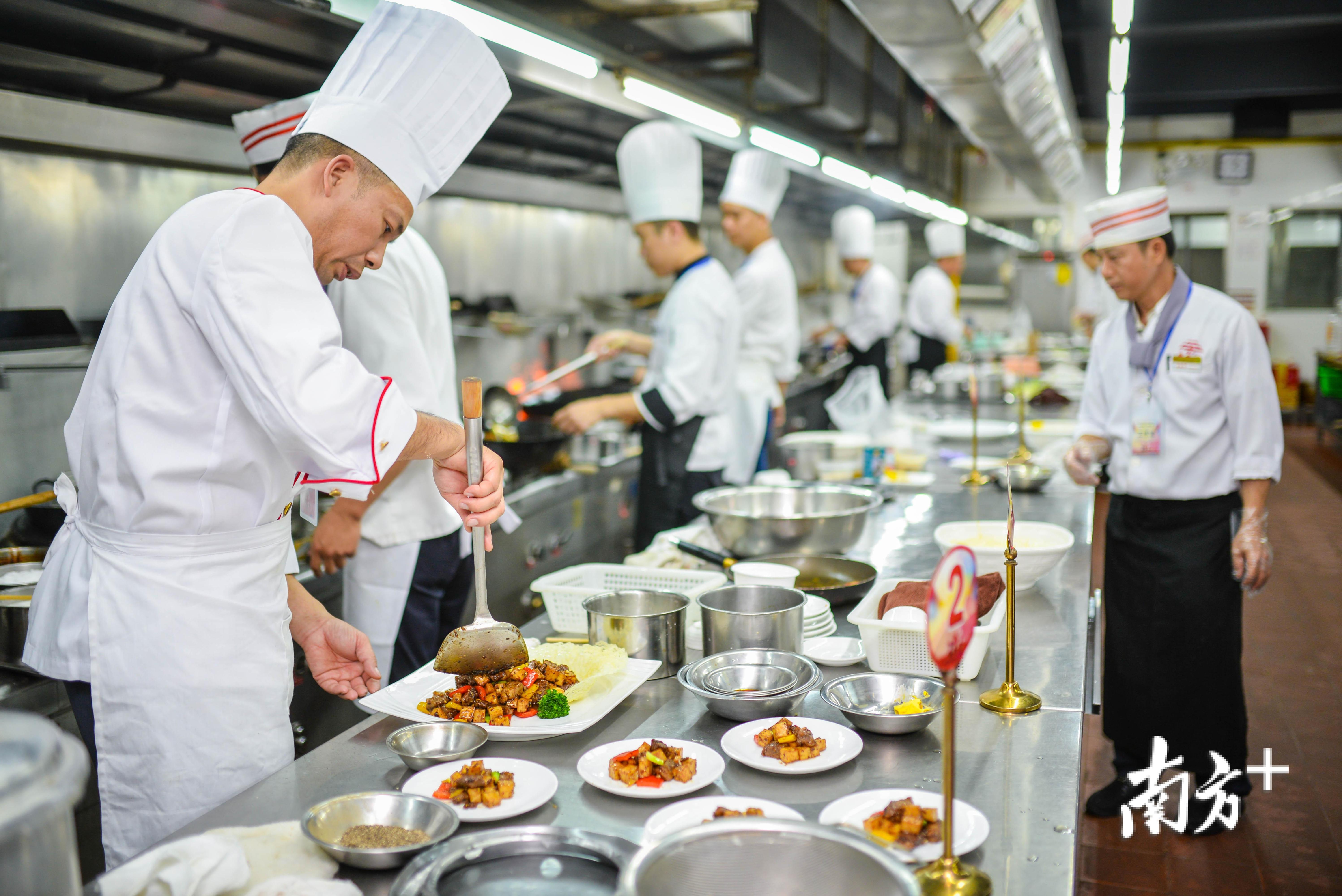 本次“技创未来”2018年清远市职业技能大赛之“粤菜师傅”技能大赛正是” 清远市推进“粤菜师傅”工程的重要举措之一。 全媒体记者  曾亮超 摄