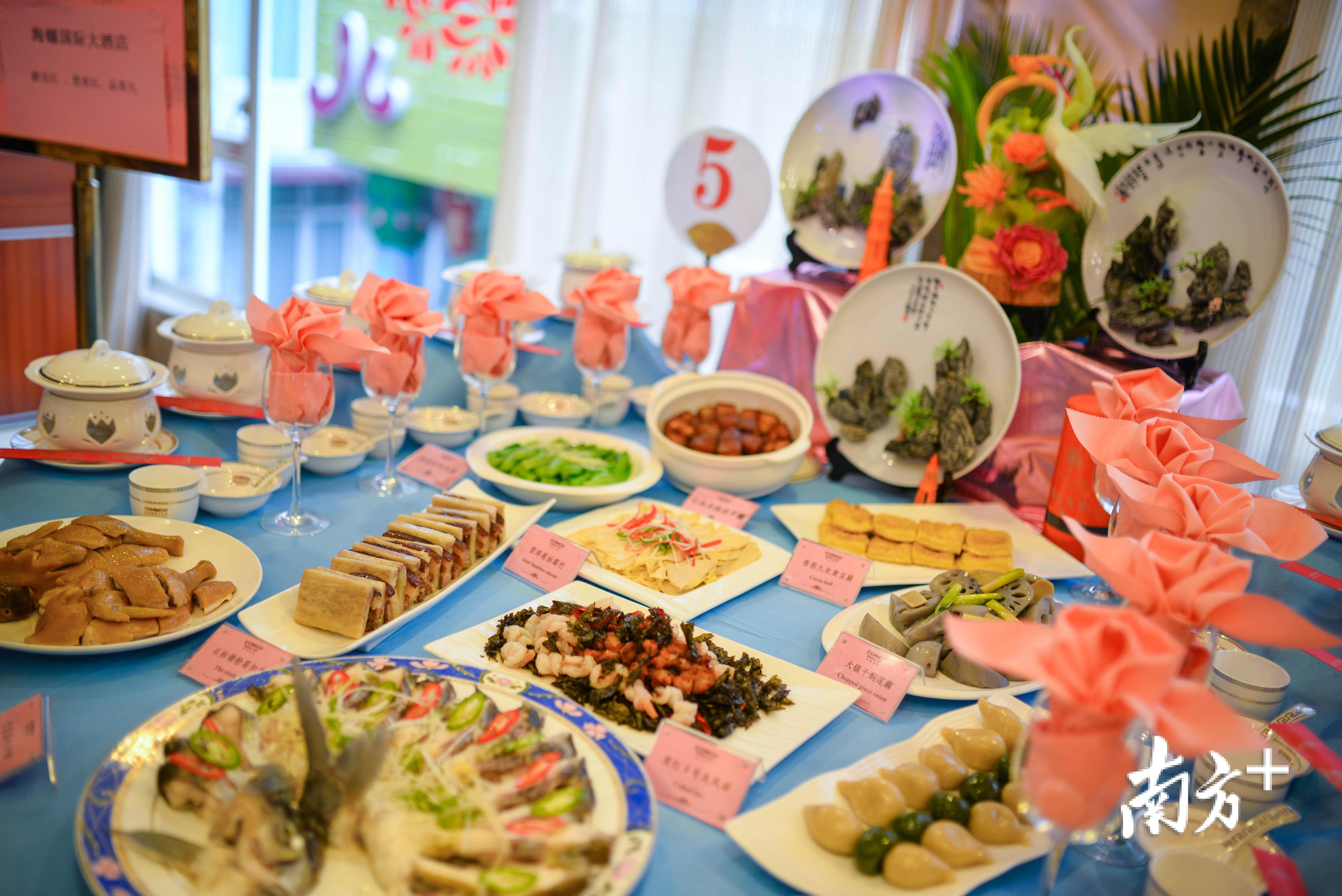 昨天大赛的现场，各位选手也拿出了看家本领，制作了不少美味佳肴。图为团体赛冠军作品。  全媒体记者  曾亮超 摄