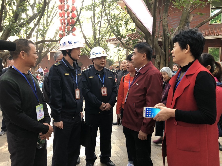 执法人员向体验市民解释执法程序。 执法人员向体验市民解释执法程序。