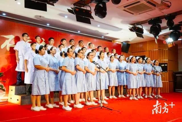 社区卫生服务中心人员演唱《相信》。