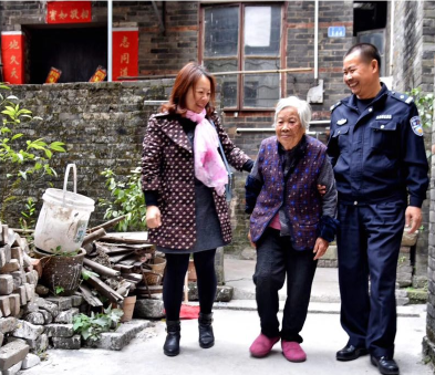 朱国雄正在陪伴简婆婆散步。受访者供图